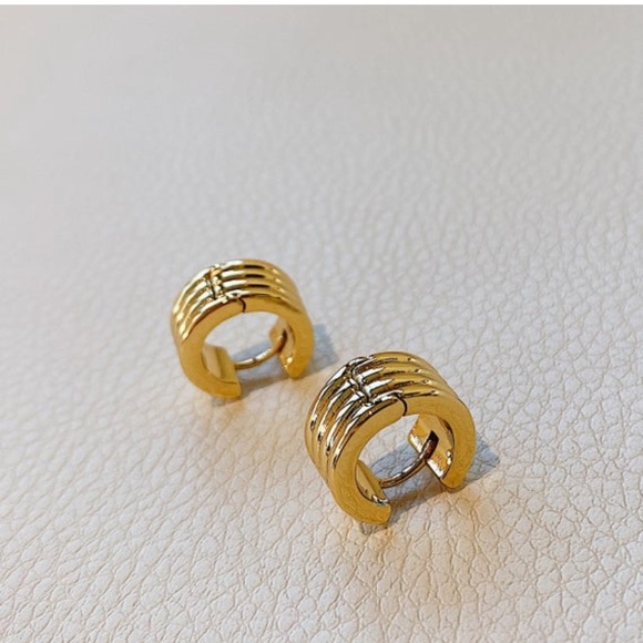 Jewelry - 14k Chunky Small Gold Huggie Hoop Earrings